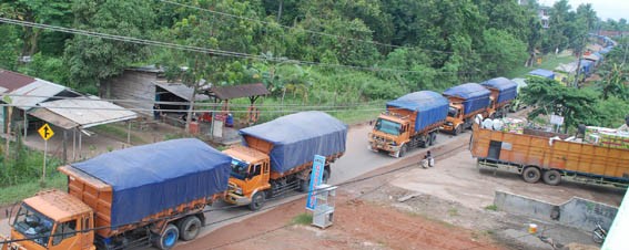 Ilustrasi mobil pengangkut batu bara di Jambi